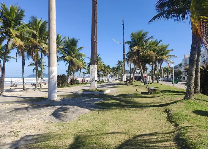 Apartamento Espaçoso a 300m da praia Enseada, Guarujá