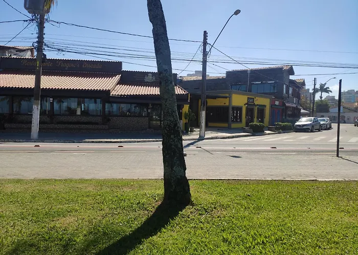 Apartamento Espaçoso a 300m da praia Enseada, Guarujá